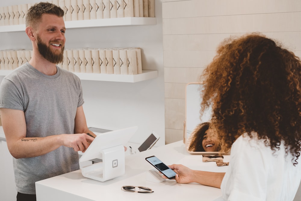 Customer support specialist assisting client
